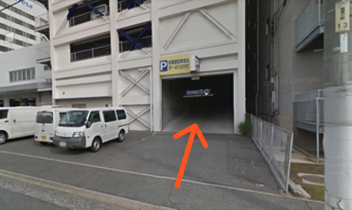 駐車場入口右からの写真